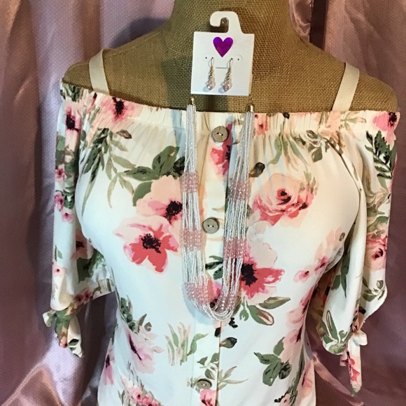 💕🔥👚2 for $40 Gorgeous Floral Blouse 👚🔥💕 - Picture 4 of 6
